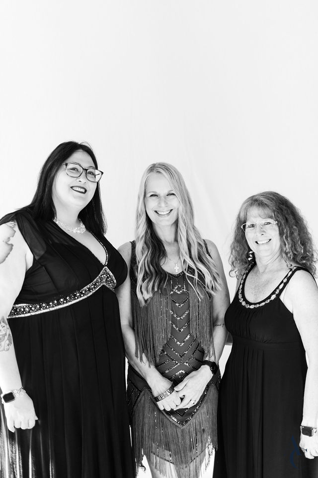 Three gala guests standing shoulder to shoulder